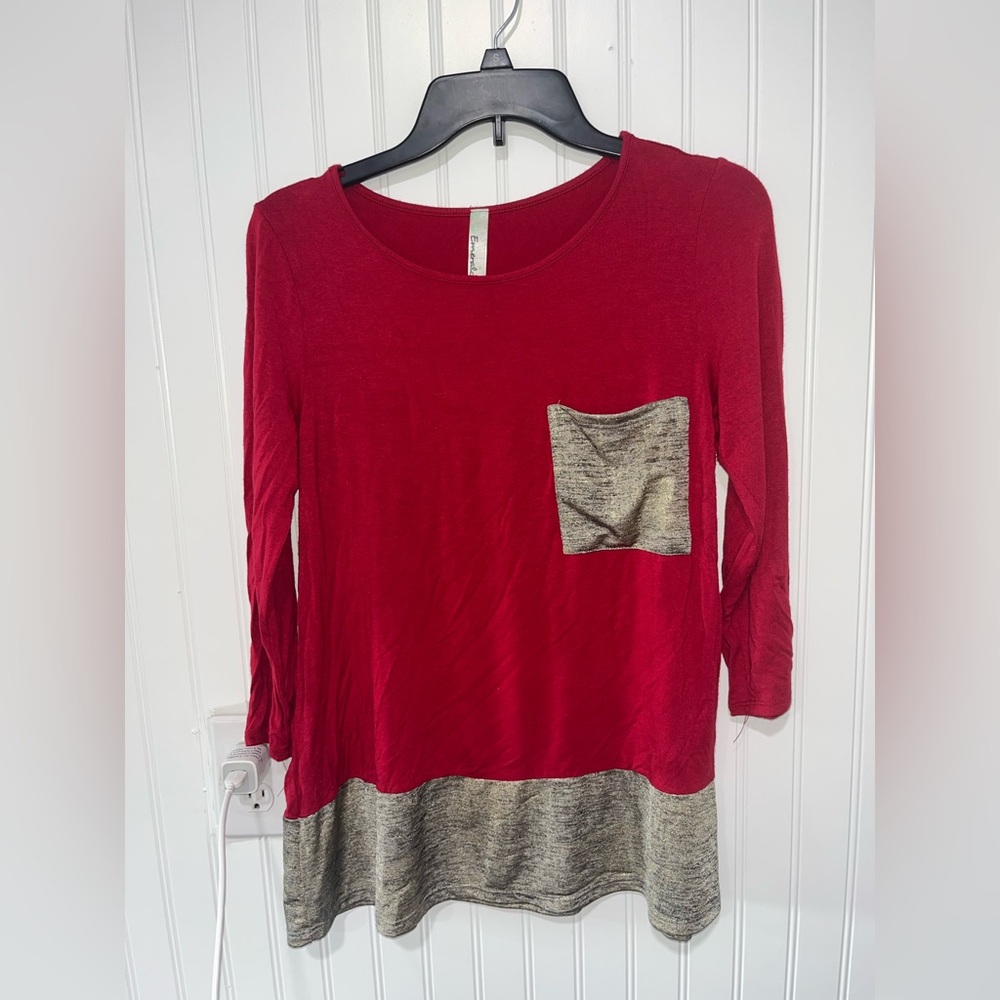 Emerald size small foil gold and red 3/4 sleeve pocket detailed tunic top